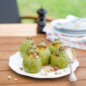 Würzige gefüllte Zucchini mit Fisch, Möhren und Haselnüssen