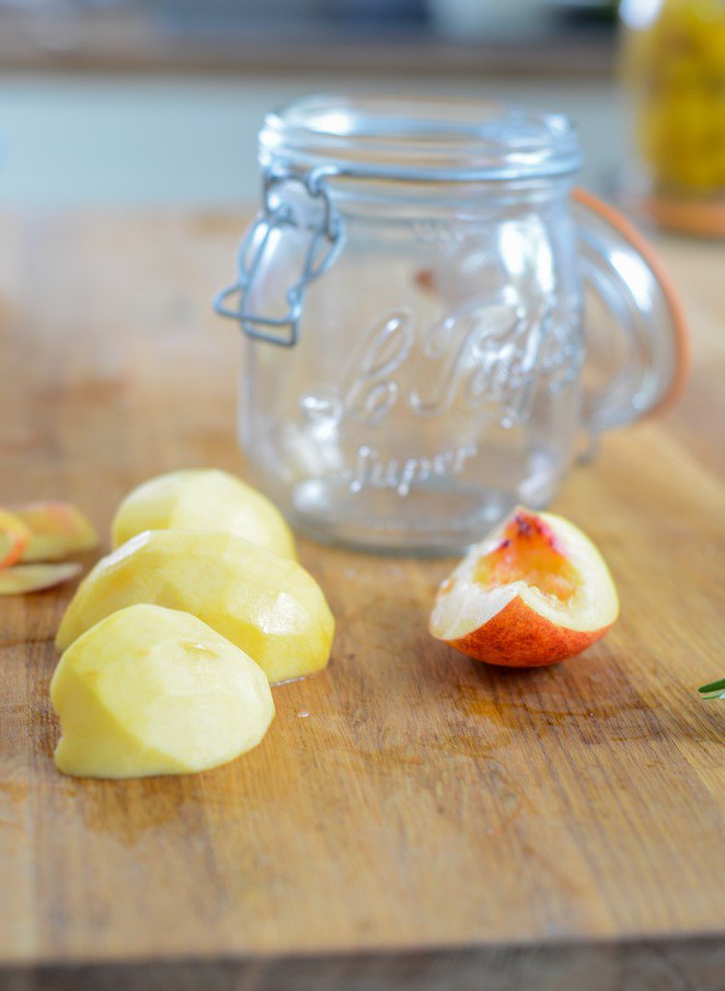 Eingemachte Nektarinen mit Rosmarin und Mirabellen (Conserves de nectarines au romarin et de mirabelles en bocaux) Nektarinen Schälen