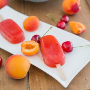 Eis am Stiel mit Kirschen und Aprikosen