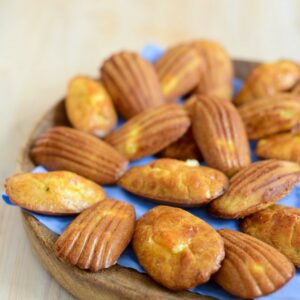 Herzhafte Madeleines mit Zucchini und Ziegenkäse