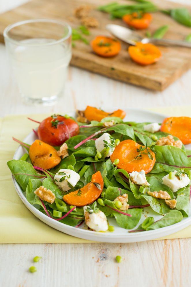 Sommerlicher Salat mit gebratenen Aprikosen und Ziegenkäse Sommerlicher Salat mit gebratenen Aprikosen und Ziegenkäse