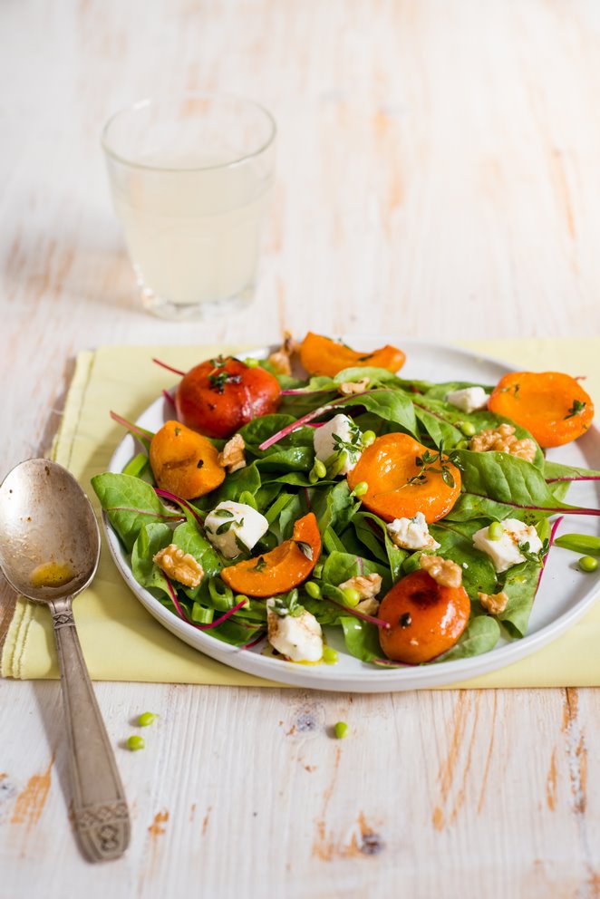 Sommerlicher Salat mit gebratenen Aprikosen und Ziegenkäse Ziegenkäse-und-Aprikosen-Salat