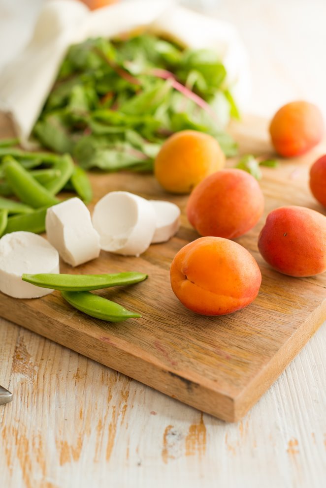 Sommerlicher Salat mit gebratenen Aprikosen und Ziegenkäse Zutaten-Salat-Aprikosen-