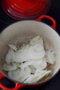 Schmorhähnchen mit Biersauce (Poulet à la bière) Schmorhähnchen mit Biersauce (Poulet à la bière) Poulet A La Biere Schritt 10 Zwiebeln Im Topf Anbraten
