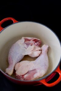 Schmorhähnchen mit Biersauce (Poulet à la bière) Schmorhähnchen mit Biersauce (Poulet à la bière) Poulet A La Biere Schritt 7 Hähnchen In Topf Mit Brühe