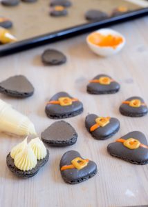 Hexenhut Macarons für Halloween und warum man das Puder noch einmal sieben sollte Macaron Spritzen 214x300