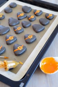 Hexenhut Macarons für Halloween und warum man das Puder noch einmal sieben sollte Macarons Dekorieren 200x300