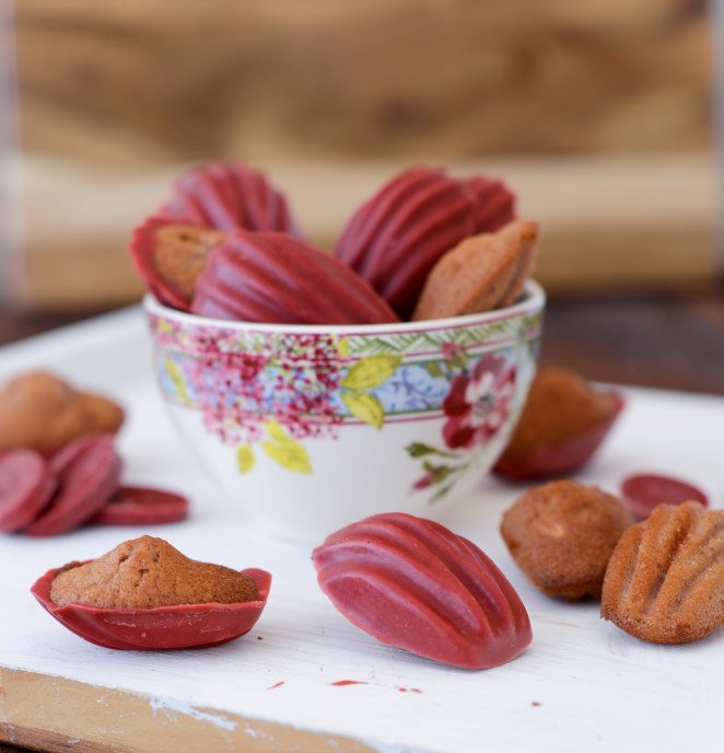 Mini Madeleines mit Himbeeren und Erdbeer Fruchtkuvertüre Madeleinchen-dekorieren