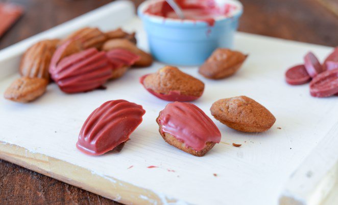 Mini Madeleines mit Himbeeren und Erdbeer Fruchtkuvertüre  Madeleine Mit Erdbeer Kuverture