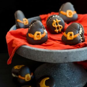 Hexenhut Macarons für Halloween und warum man das Puder noch einmal sieben sollte
