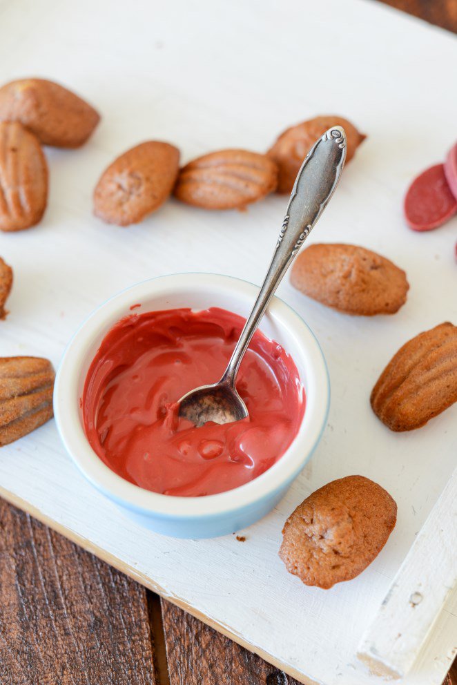 Mini Madeleines mit Himbeeren und Erdbeer Fruchtkuvertüre  Inspiration Erdbeer