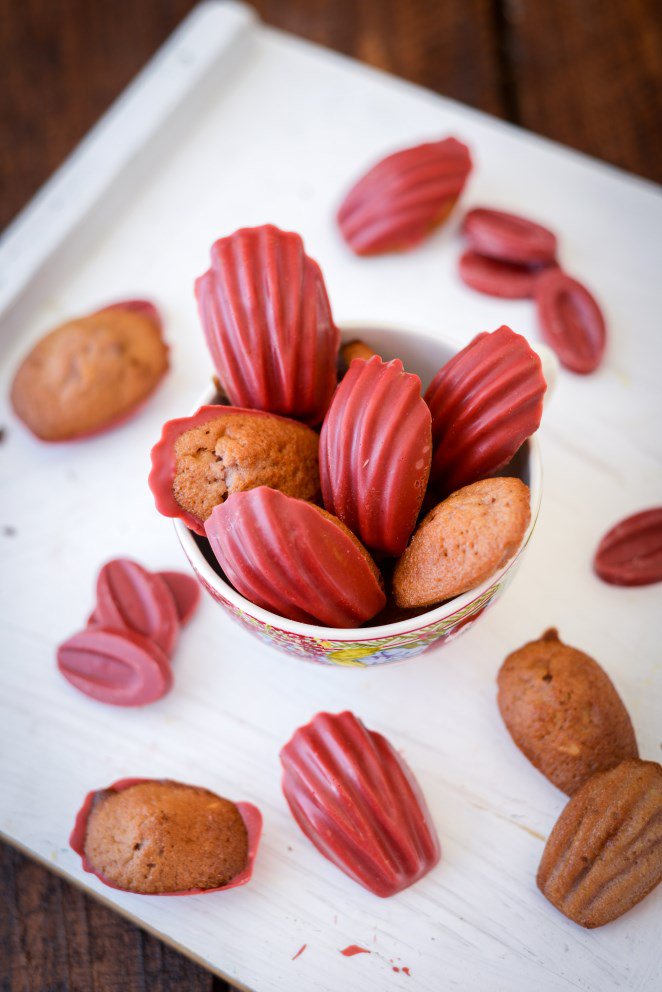 Mini Madeleines mit Himbeeren und Erdbeer Fruchtkuvertüre Mini Madeleines mit Himbeeren und Erdbeer Fruchtkuvertüre