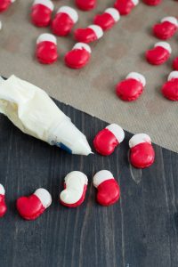 Weihnachtsstiefel Macarons ( Macaron Bottes de Noel) mit weißer Schokoladen-Ganache Macaron De Nöl 200x300