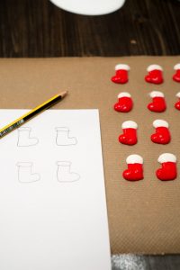 Weihnachtsstiefel Macarons ( Macaron Bottes de Noel) mit weißer Schokoladen-Ganache Macarons Steifeln Spritzen 200x300