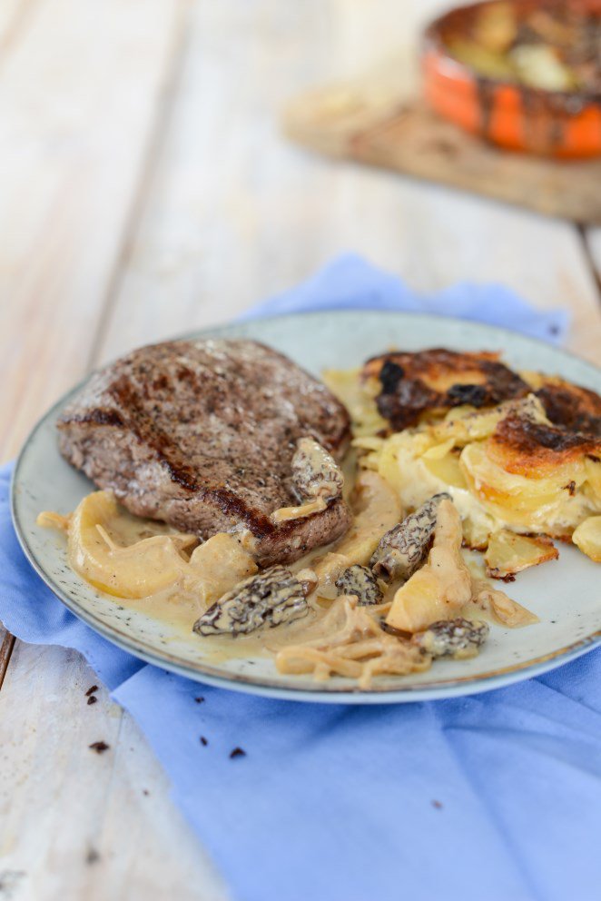 Gratin Dauphinois mit Morcheln & Pfeffersteak mit Sahne, Äpfeln und Morcheln Sauce Steak-aux-morilles-et-pommes-