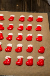 Weihnachtsstiefel Macarons ( Macaron Bottes de Noel) mit weißer Schokoladen-Ganache Macarons Stiefeln  200x300
