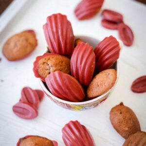 Mini Madeleines mit Himbeeren und Erdbeer Fruchtkuvertüre