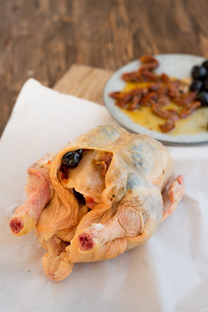 Hähnchen im Brotmantel (Poulet en croûte de pain) Hähnchen Mit Tomaten Und Oliven