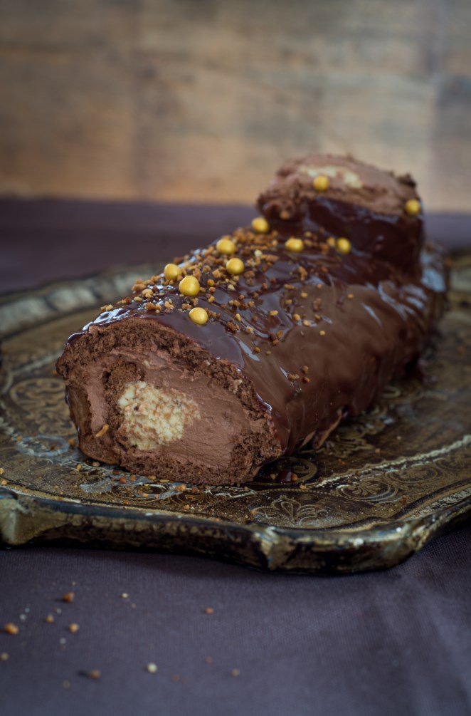 Buche mit Passionsfrucht, Zartbitterschokolade und einem Praliné-Herz (Bûche chocolat-passion et coeur de pralin) Schokolade-Buche-mit-Nougat-