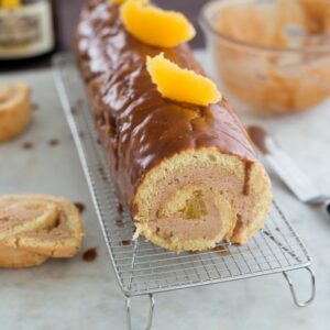 Bûche de Noel mit Milchschokolade und Orangen