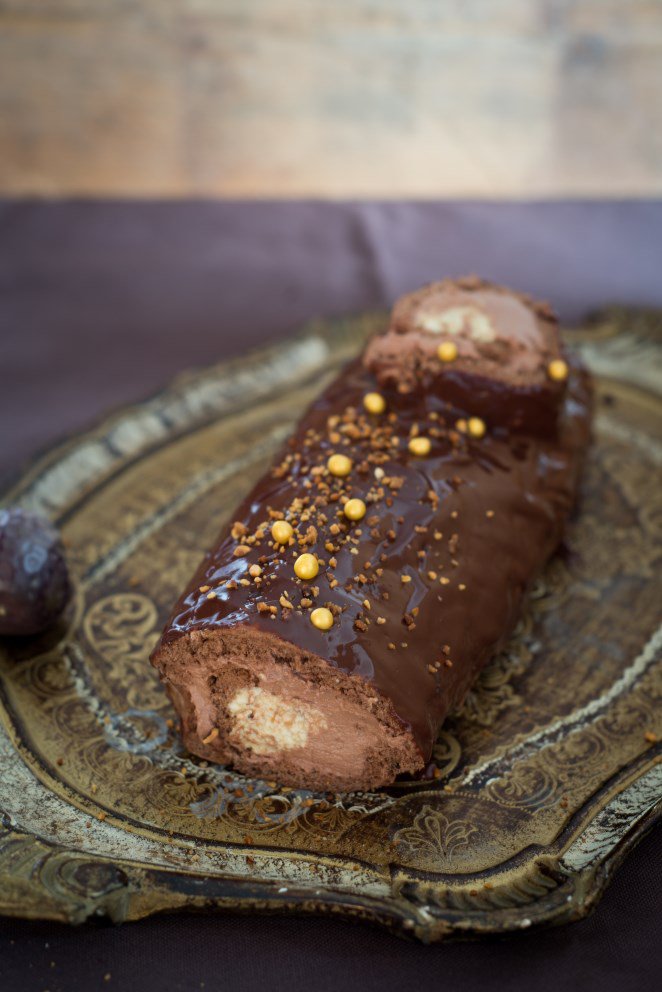 Buche mit Passionsfrucht, Zartbitterschokolade und einem Praliné-Herz (Bûche chocolat-passion et coeur de pralin) Buche Mit Schoko Und Praliné