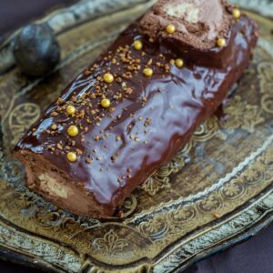 Buche mit Passionsfrucht, Zartbitterschokolade und einem Praliné-Herz (Bûche chocolat-passion et coeur de pralin)