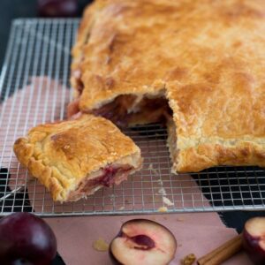 Galette des rois mit Pflaumen und Zimt