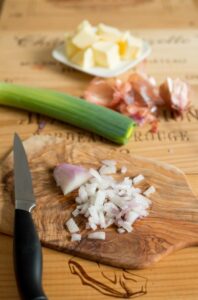 Fischfilet mit Orangen-Butter-Sauce Kabeljau Rezept Schritt 2 Schalotten Würfel Auf Schneidebrett 198x300