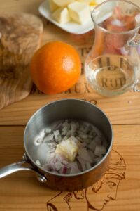 Fischfilet mit Orangen-Butter-Sauce Kabeljau Rezept Schritt 7 Schalotten Und Butter Im Topf 200x300