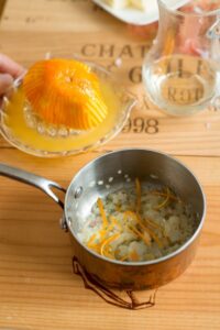 Fischfilet mit Orangen-Butter-Sauce Kabeljau Rezept Schritt 8 Orange Auspressen Ueber Topf 200x300