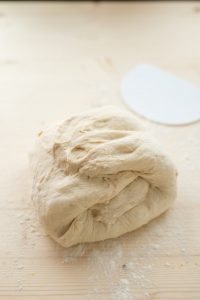 Schnelles Brot mit Trockenhefe backen Brotteig-falten-200x300