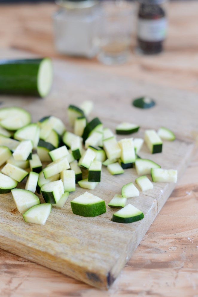 Zucchini-Suppe mit Frischkäse Zucchini-klein-schneiden