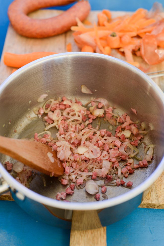 Bauernsuppe (Soupe paysanne) Zwiebel-und-Speck-braten