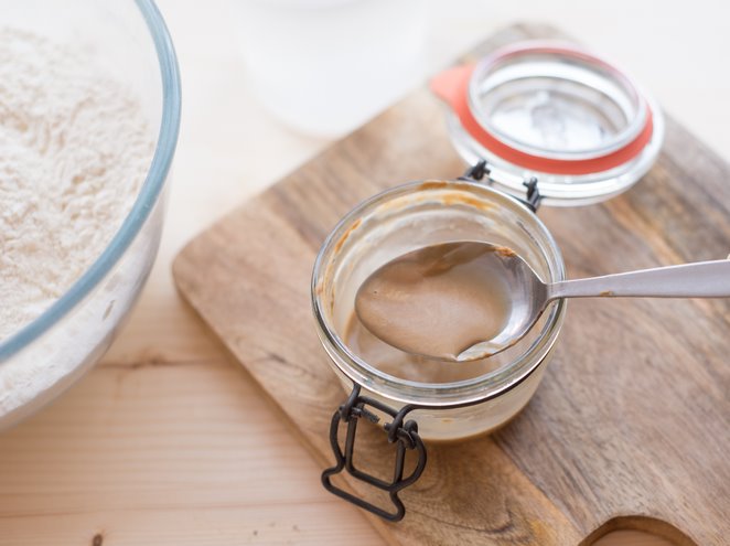 Schnelles Brot mit Trockenhefe backen trockene-Hefe-einweicen