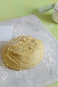 Brioche mit Pistazien und Himbeeren Brioche Rezept Schritt 2 Brioche Teig Auf Arbeitsfläche