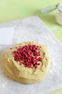 Brioche mit Pistazien und Himbeeren Brioche Rezept Schritt 3 Brioche Teig Mit Himbeerstücken