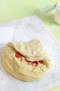 Brioche mit Pistazien und Himbeeren Brioche Rezept Schritt 4 Brioche Teig Mit Himbeeren Falten