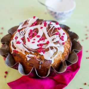 Brioche mit Pistazien und Himbeeren