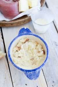 Schweinebraten im Kräuter-Schinken-Mantel Brot Im Milch Eintauchen Für Die Kruste 200x300