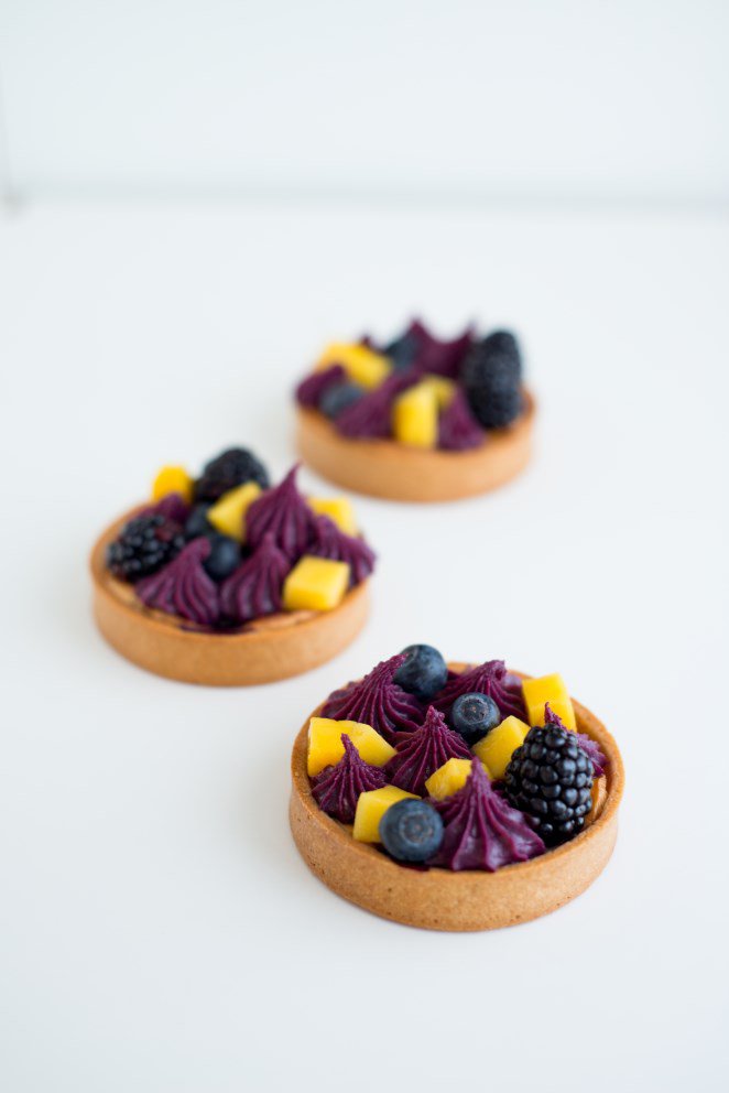 Tartelettes mit Cassis, Mango und Beeren Cassis-Mango-Tartelette