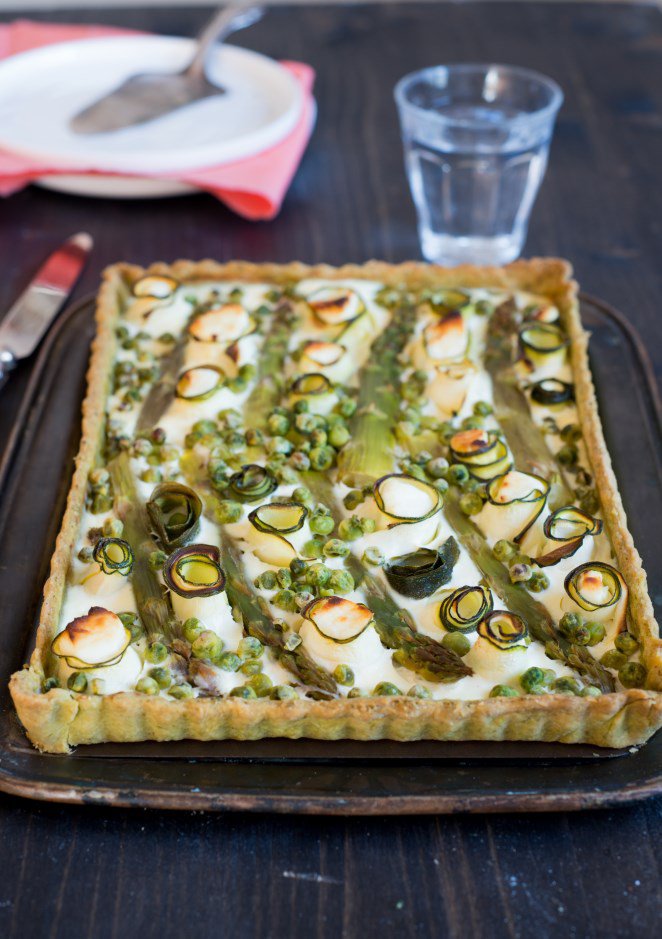 Frühlings-Quiche mit grünem Spargel, Erbsen und Petersilien-Boden ...