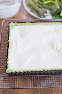 Frühlings-Quiche mit grünem Spargel, Erbsen und Petersilien-Boden (Quiche printanière aux asperges et petits pois) Quiche Füllen  200x300