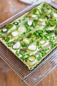 Frühlings-Quiche mit grünem Spargel, Erbsen und Petersilien-Boden (Quiche printanière aux asperges et petits pois) Spargel Und Erbsen Quiche Mit Grüne Boden 200x300