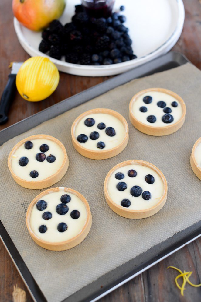 Tartelettes mit Cassis, Mango und Beeren Tartelette Boden Mit Blaubeeren Füllung