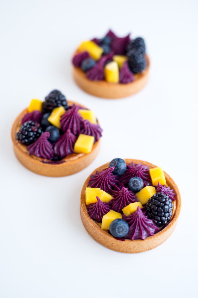 Tartelettes mit Cassis, Mango und Beeren cassis-Mango-Zitronen-Tartelette