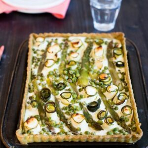 Frühlings-Quiche mit grünem Spargel, Erbsen und Petersilien-Boden (Quiche printanière aux asperges et petits pois)