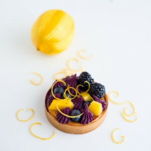 Tartelettes mit Cassis, Mango und Beeren