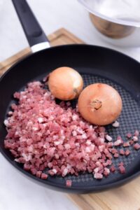 Baguettes mit Speck und Zwiebeln Gefülltes Baguette Rezept Schritt 1 Speck Und Zwiebeln In Pfanne