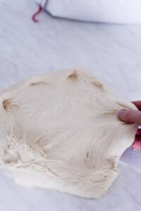 Baguettes mit Speck und Zwiebeln Gefülltes Baguette Rezept Schritt 12 Teig Fenstertest Glutennetz