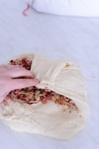 Baguettes mit Speck und Zwiebeln Gefülltes Baguette Rezept Schritt 13 Teig Mit Füllung Falten